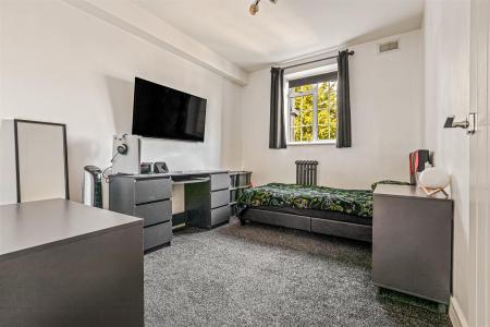 3 bedroom Flat for sale in Stoneygate Court, London Road