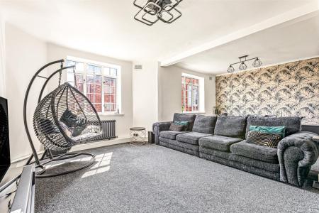 3 bedroom Flat for sale in Stoneygate Court, London Road