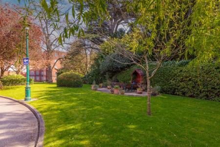 3 bedroom Flat for sale in Stoneygate Court, London Road