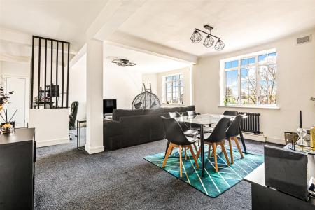 3 bedroom Flat for sale in Stoneygate Court, London Road