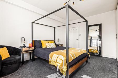 3 bedroom Flat for sale in Stoneygate Court, London Road