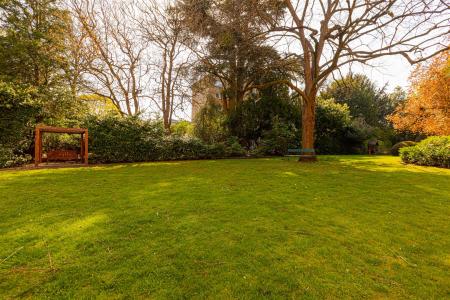 3 bedroom Flat for sale in Stoneygate Court, London Road