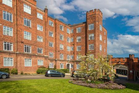 3 bedroom Flat for sale in Stoneygate Court, London Road