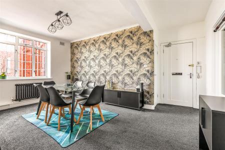 3 bedroom Flat for sale in Stoneygate Court, London Road
