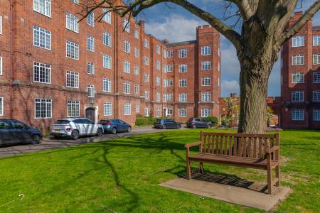 3 bedroom Flat for sale in Stoneygate Court, London Road