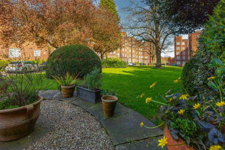 3 bedroom Flat for sale in Stoneygate Court, London Road