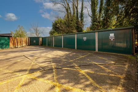 3 bedroom Flat for sale in Stoneygate Court, London Road