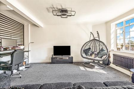 3 bedroom Flat for sale in Stoneygate Court, London Road