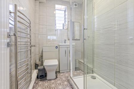 3 bedroom Flat for sale in Stoneygate Court, London Road