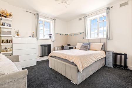 3 bedroom Flat for sale in Stoneygate Court, London Road