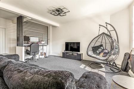 3 bedroom Flat for sale in Stoneygate Court, London Road