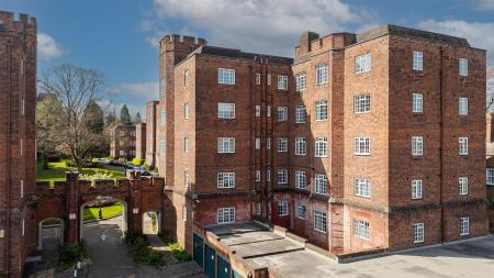 3 bedroom Flat for sale in Stoneygate Court, London Road