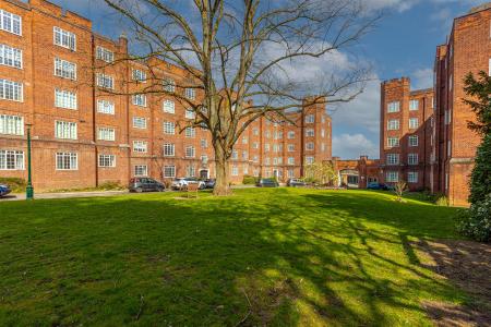 3 bedroom Flat for sale in Stoneygate Court, London Road