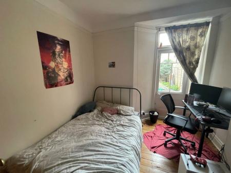 5 bedroom Property to let in Fosse Road South, Leicester