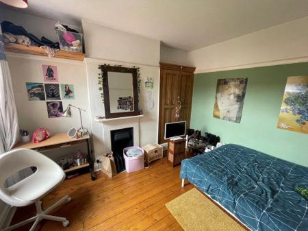 5 bedroom Property to let in Fosse Road South, Leicester