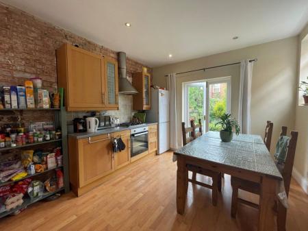 5 bedroom Property to let in Fosse Road South, Leicester