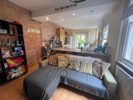 5 bedroom Property to let in Fosse Road South, Leicester