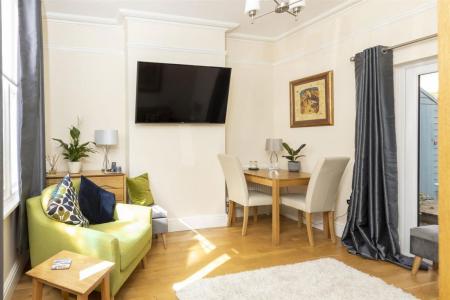 2 bedroom Property to let in Hartopp Road, Leicester