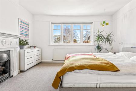 5 bedroom Semi-detached house for sale in Guilford Road, Leicester