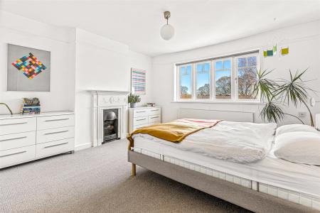 5 bedroom Semi-detached house for sale in Guilford Road, Leicester