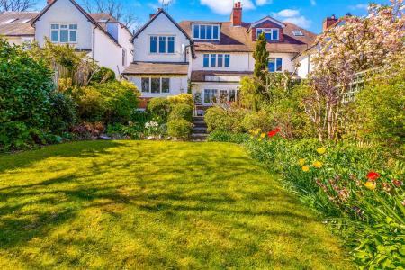 5 bedroom Semi-detached house for sale in Guilford Road, Leicester