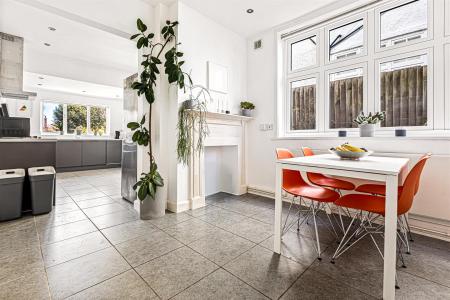 5 bedroom Semi-detached house for sale in Guilford Road, Leicester