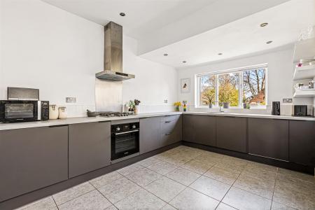 5 bedroom Semi-detached house for sale in Guilford Road, Leicester