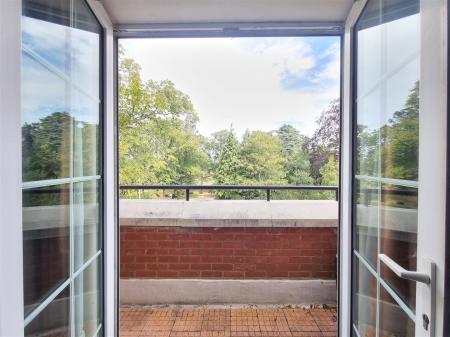 2 bedroom Flat for sale in The Laurels, Knighton Park Road, Leicester