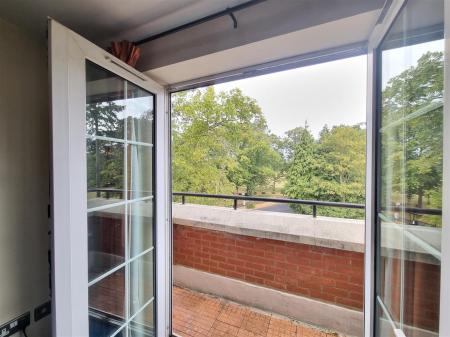 2 bedroom Flat for sale in The Laurels, Knighton Park Road, Leicester