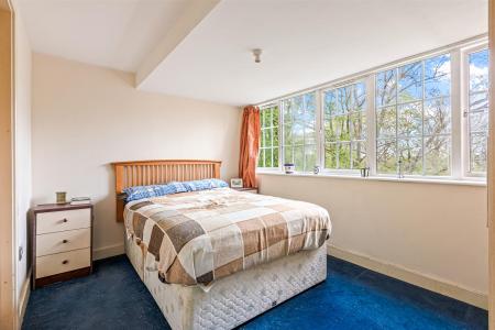 2 bedroom Flat for sale in The Laurels, Knighton Park Road, Leicester