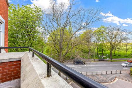 2 bedroom Flat for sale in The Laurels, Knighton Park Road, Leicester