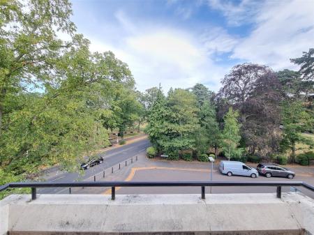 2 bedroom Flat for sale in The Laurels, Knighton Park Road, Leicester