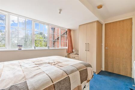 2 bedroom Flat for sale in The Laurels, Knighton Park Road, Leicester