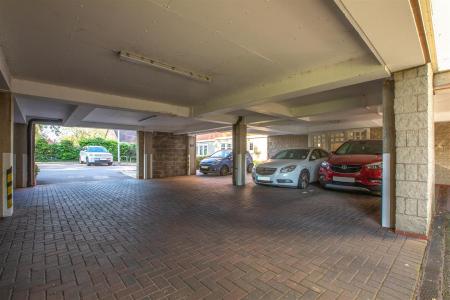 2 bedroom Flat for sale in The Laurels, Knighton Park Road, Leicester