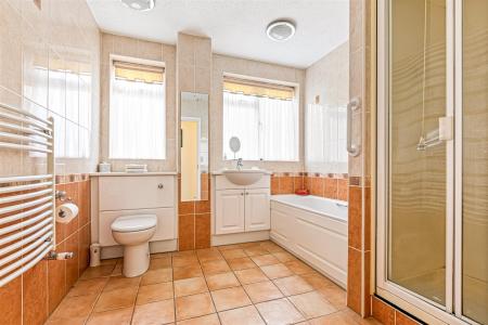 3 bedroom Flat for sale in Dukes Drive, Leicester