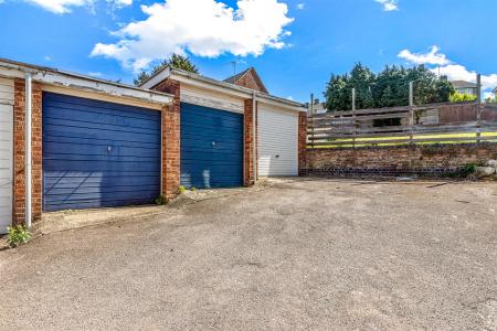 2 bedroom Maisonette for sale in Okehampton Avenue, Leicester