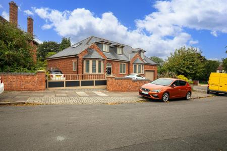 5 bedroom Detached house for sale in Park Hill Drive, Aylestone, Leicester