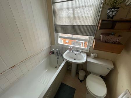 4 bedroom Property to let in Fosse Road South, Leicester