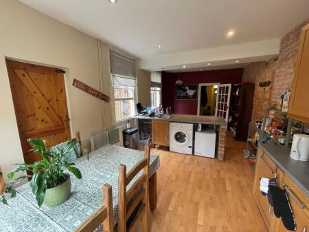 4 bedroom Property to let in Fosse Road South, Leicester