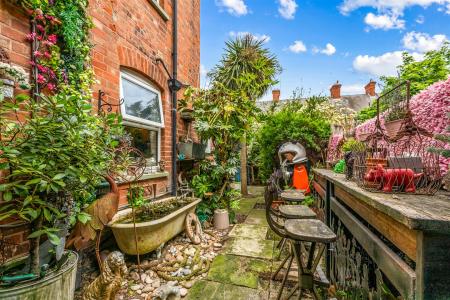 3 bedroom Terraced House for sale in Knighton Fields Road West, Leicester