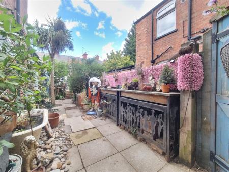 3 bedroom Terraced House for sale in Knighton Fields Road West, Leicester