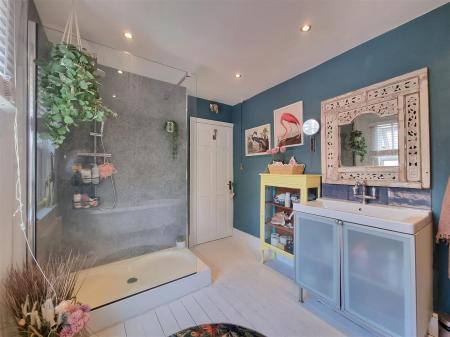 3 bedroom Terraced House for sale in Knighton Fields Road West, Leicester