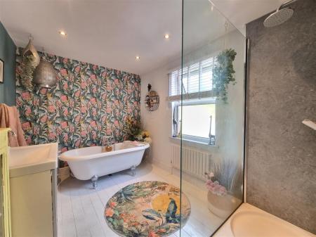 3 bedroom Terraced House for sale in Knighton Fields Road West, Leicester