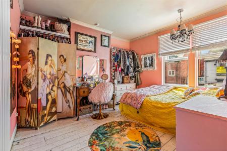 3 bedroom Terraced House for sale in Knighton Fields Road West, Leicester
