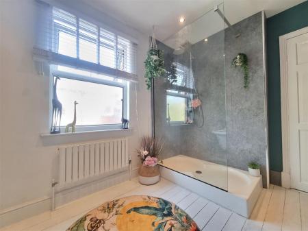 3 bedroom Terraced House for sale in Knighton Fields Road West, Leicester