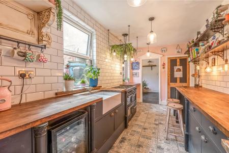 3 bedroom Terraced House for sale in Knighton Fields Road West, Leicester