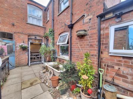 3 bedroom Terraced House for sale in Knighton Fields Road West, Leicester