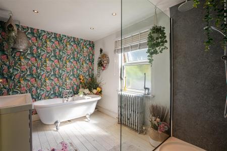 3 bedroom Terraced House for sale in Knighton Fields Road West, Leicester