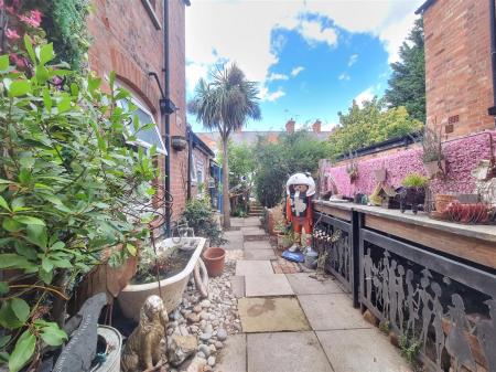 3 bedroom Terraced House for sale in Knighton Fields Road West, Leicester