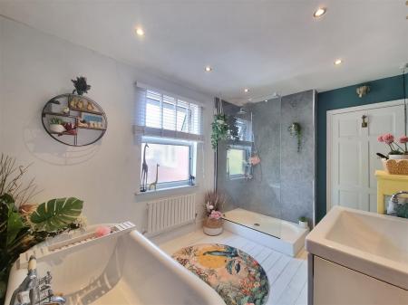 3 bedroom Terraced House for sale in Knighton Fields Road West, Leicester